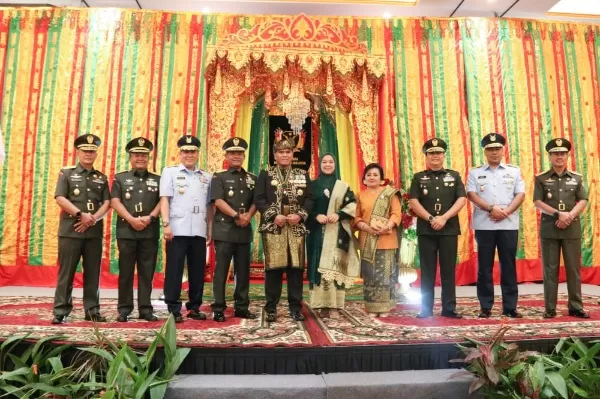 Pangkogabwilhan I Dapat Penganugerahan Gelar Dato Dari Sultan Kerajaan