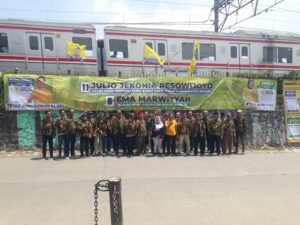 Caleg Dapil 6 Ema Marwiyah dan Tim Konvoi Pasang Banner