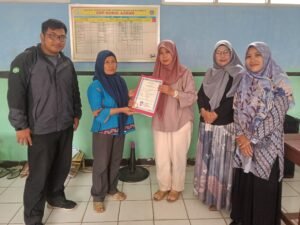 SMP Nurul Azman Serahkan Ijazah Tanpa Biaya, Orangtua Ucapkan Terima Kasih