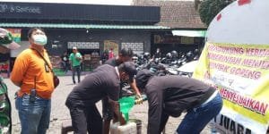 Personil Ditreskrimsus Kawal Operasi Pasar di Sampangan, Dorong Pedagang Jual Migor Dengan Harga Wajar.