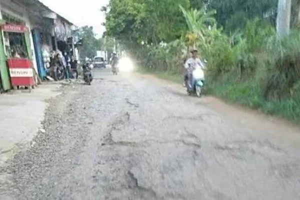 Tak Kunjung Diperbaiki Jalan Rusak di Broco Kalisuren Kerap Sebabkan Kecelakaan