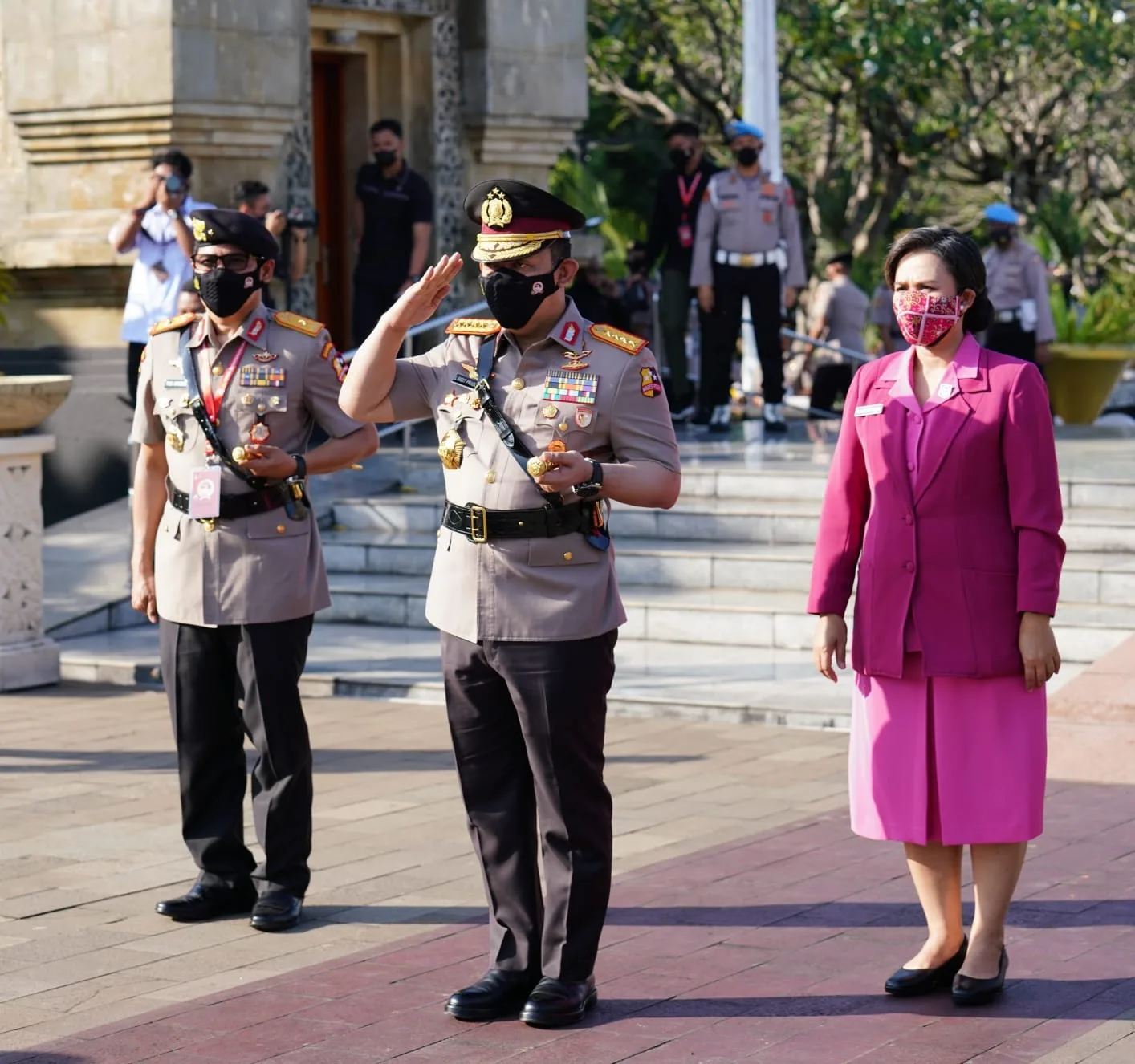 Beri Penghormatan ke TMP Kalibata Kapolri Lanjutkan Semangat Pahlawan Wujudkan Indonesia Emas