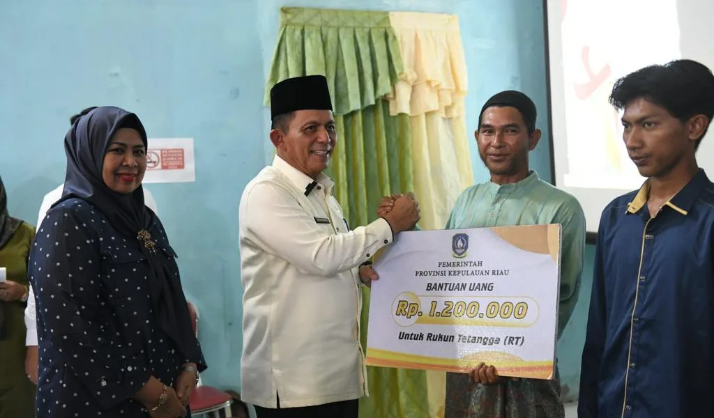 Gubernur Ansar Berikan Bantuan Insentif RT/RW dan Posyandu di Jemaja