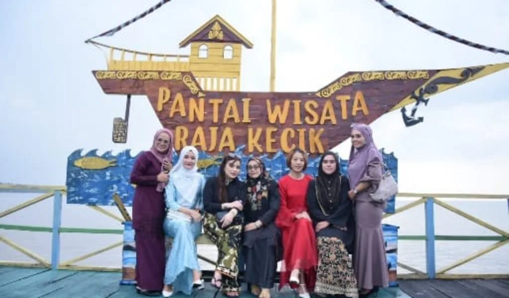 Kunjungan Delegasi Serumpun Tiga Negara ke Pantai Wisata Raja Kecik