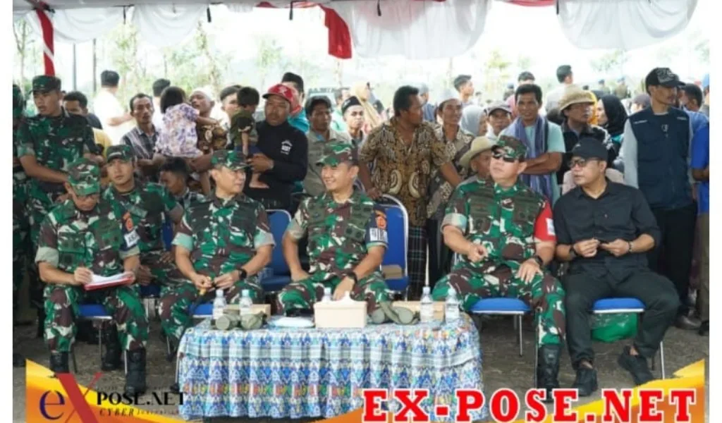 Pangdivif 2 Kostrad Dampingi, Kodiklat TNI Tinjau Langsung Latihan Gabungan Utama Linud TNI TA 2022 di Lombok, NTB.