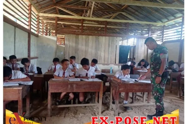 Mengajar Di Sekolah Dasar Perbatasan RI-Malaysia