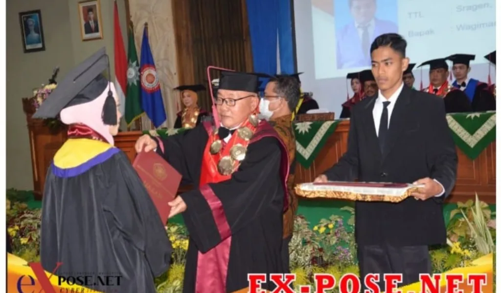 135 Mahasiswa UMUKA Melaksanakan Wisuda Perdana