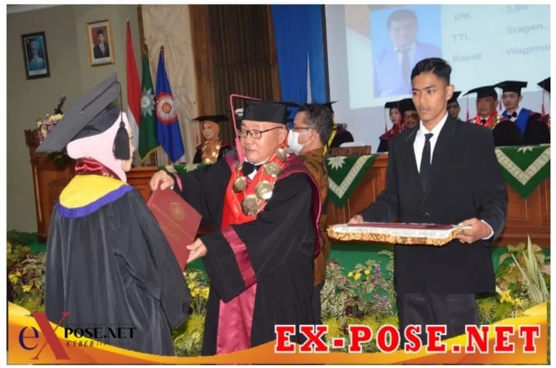 Melaksanakan Wisuda perdana