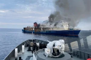 Kapal Patroli Bakamla RI Evakuasi Kapal Terbakar di Selat Bali
