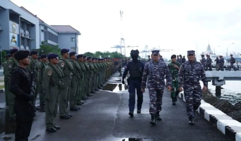 Panglima TNI Melaksanakan Tradisi Admiral Inspection
