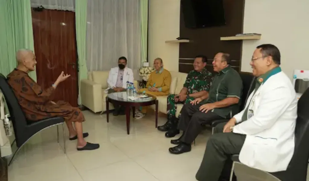 Panglima TNI Jenguk Mantan Wakil Presiden RI Ke-6?