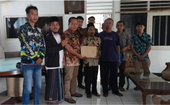 Diduga Tanpa Busana, Tokoh Agama dan Masyarakat Minta Sekdes Ketiwijayan Dicopot