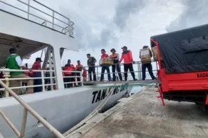Kapal Tanjung Datu-301 Bertolak Antar Bansos ke Pulau Serasan