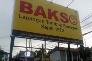 Buka Siang Hari, Bakso Lapangan Tembak Senayan Digeruduk Warga Megamendung?
