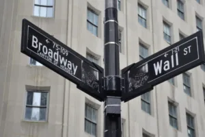 Kepanikan bank mereda di Wall Street. Selanjutnya: Kepanikan Fed