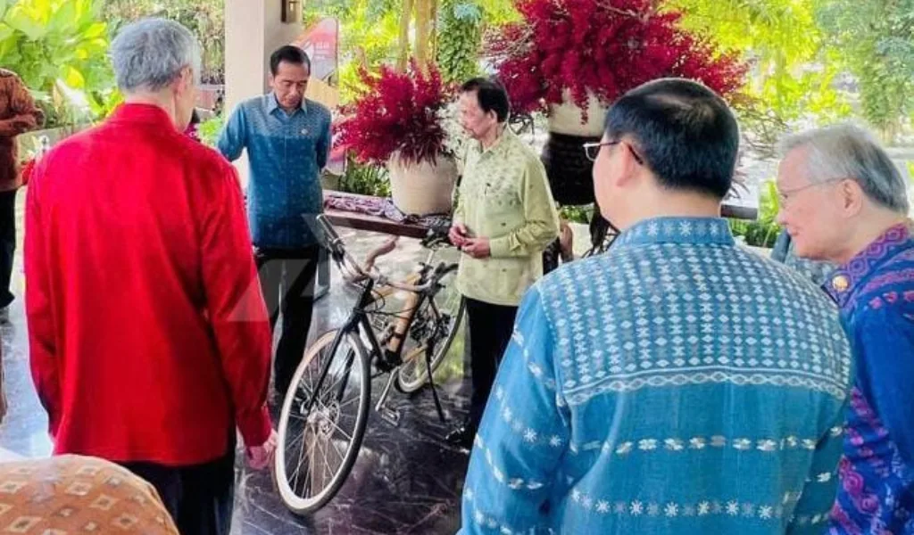 Asean Summit, 10 Kepala Negara Terima Sepeda Bambu dari Pertamina Melalui YBLL