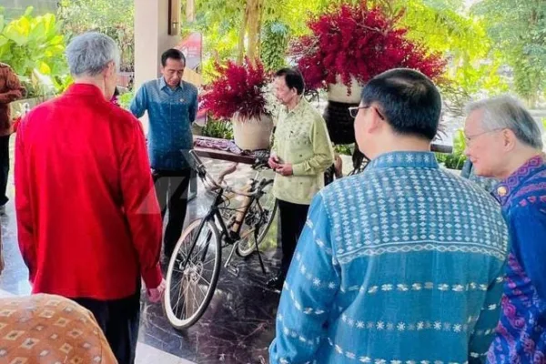 Asean summit, 10 Kepala negara terima sepeda bambu dari Pertamina melalui YBLL