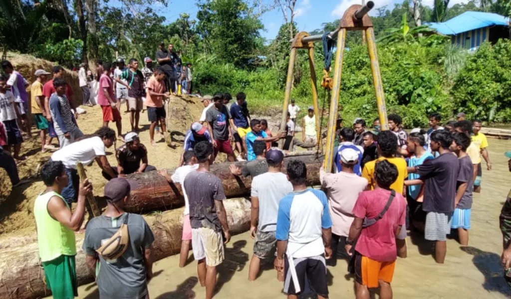 Respon Keluhan Masyarakat, Prajurit Ajusta Bangun Jembatan Darurat