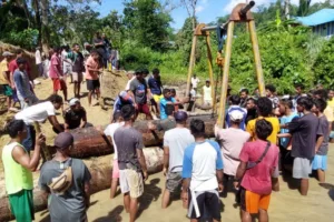 Respon keluhan masyarakat, prajurit ajusta bangun jembatan darurat