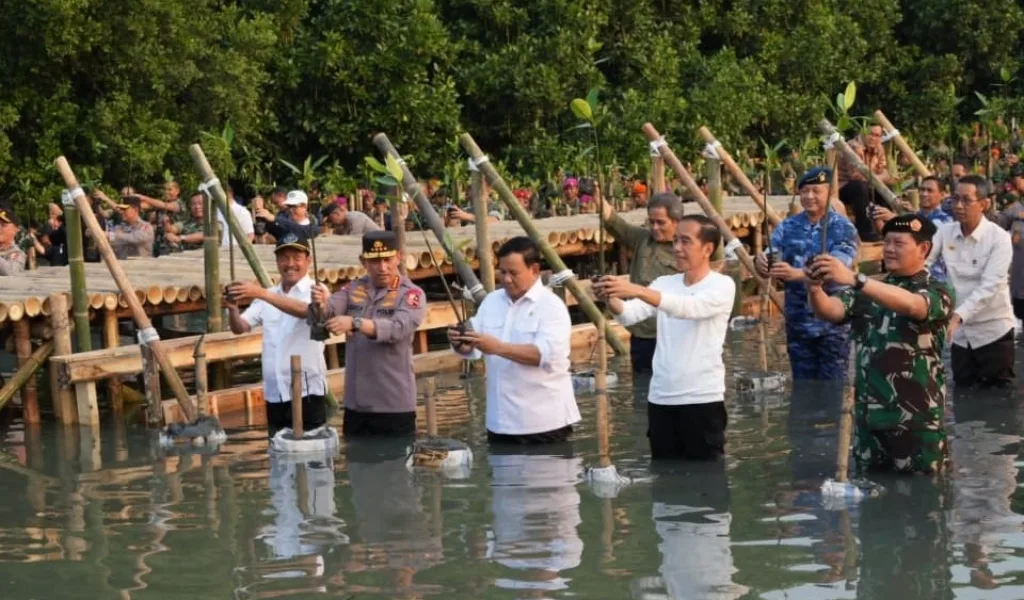 Mabes TNI Raih Rekor Muri,Tanam Mangrove Secara Serentak