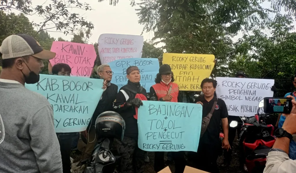 Rocky Gerung Sebut Jokowi ‘Bajingan Tolol’, Puluhan Masyarakat dan Ojol Indonesia Geruduk Rumahnya
