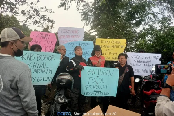 Rocky Gerung Sebut Jokowi 'Bajingan Tolol', Puluhan Masyarakat dan Ojol Indonesia Geruduk Rumahnya