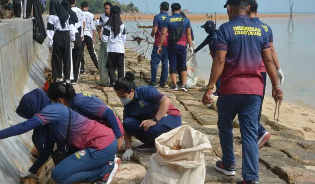 Bakamla Turut Ikuti Aksi World Cleanup Day di Pantai Bemban Nongsa Batam