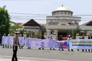 Aksi Demo Mahasiswa dan Pemuda Anti Korupsi di DPRD Polman