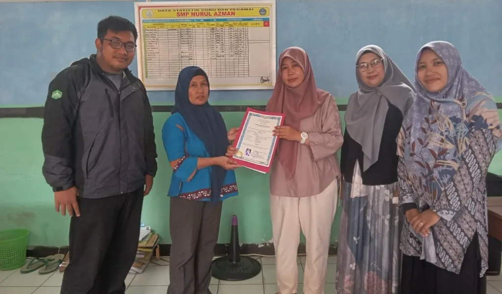 Bebaskan Biaya Administrasi, SMP Nurul Azman Serahkan Ijazah