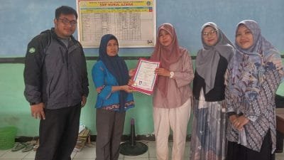 Bebaskan Biaya Administrasi, SMP Nurul Azman Serahkan Ijazah