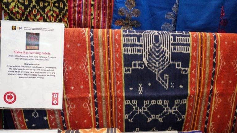 Tenun Ikat Sikka NTT dan Sekomandi Sulbar Diminati Pengunjung Pameran IG di Jenewa