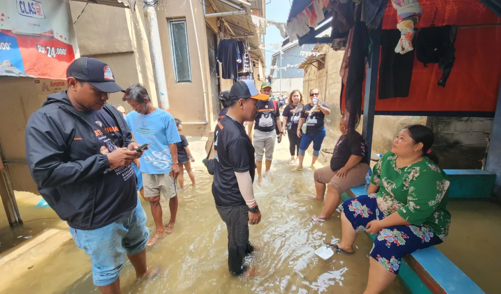 Tim Paslon 2 Dharma-Kun Turun ke Lokasi Banjir Rob, Warga Muara Angke Sampaikan Terimakasih   