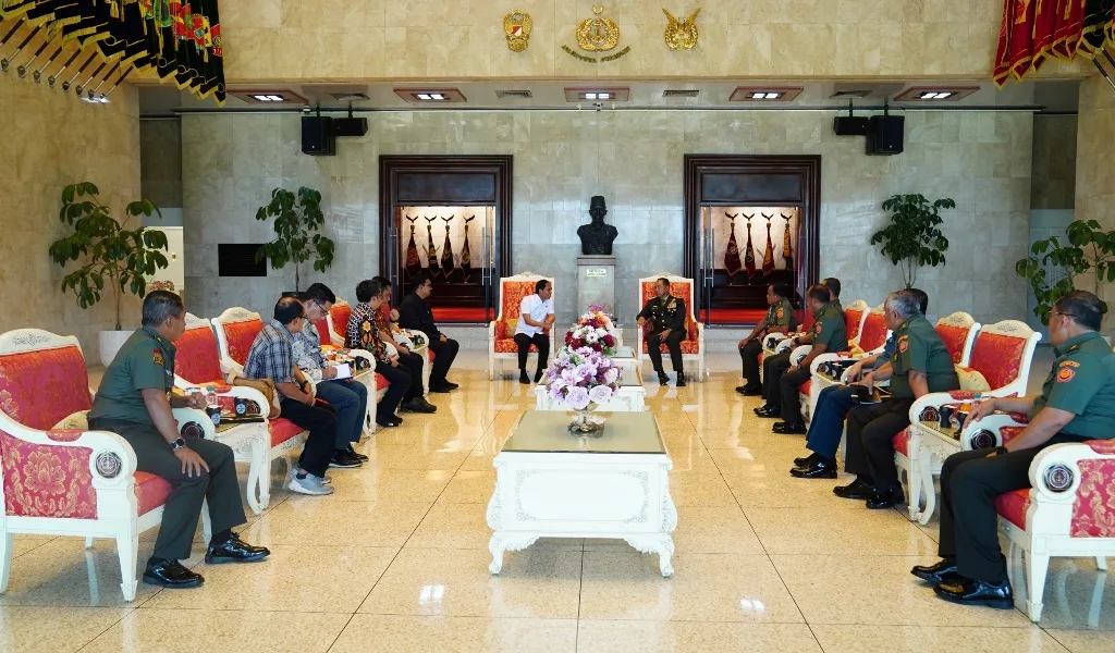 Panglima TNI Terima Kunjungan Menteri Kehutanan di Mabes TNI