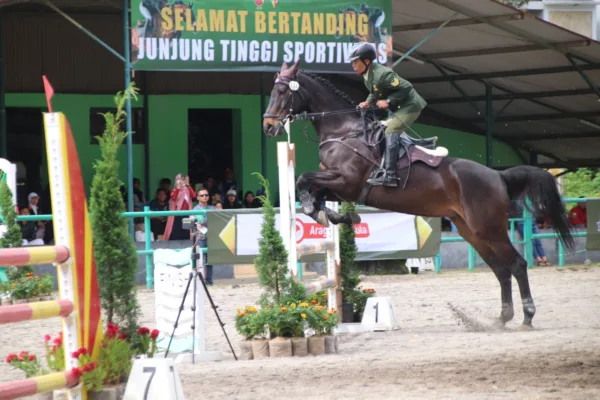 Jenderal TNI Agus Subiyanto Buka Lomba  Berkuda Piala Panglima TNI