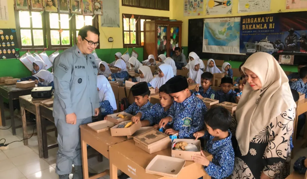 Kepala Bakamla RI Pimpin Makan Siang Bergizi Terhadap 2.500 siswa/i sekolah di seluruh Indonesia