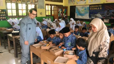 Kepala Bakamla RI Pimpin Makan Siang Bergizi Terhadap 2.500 siswa/i sekolah di seluruh Indonesia