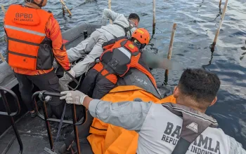 Bakamla RI Bersama Tim Gabungan Evakuasi Korban Kecelakaan Kapal