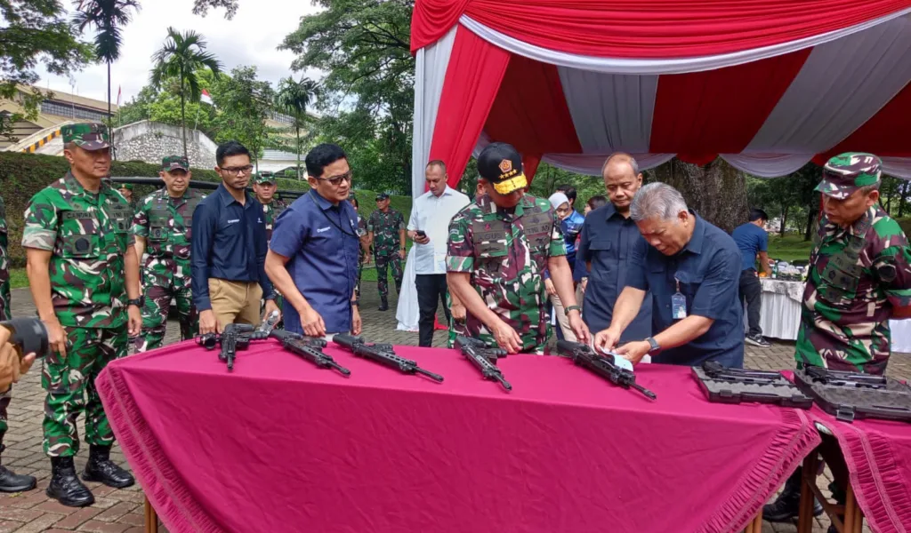 Panglima TNI Tinjau dan Uji Senjata Produk PT. Pindad
