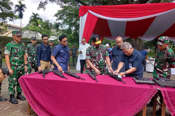 Panglima TNI Tinjau dan Uji Senjata Produk PT. Pindad