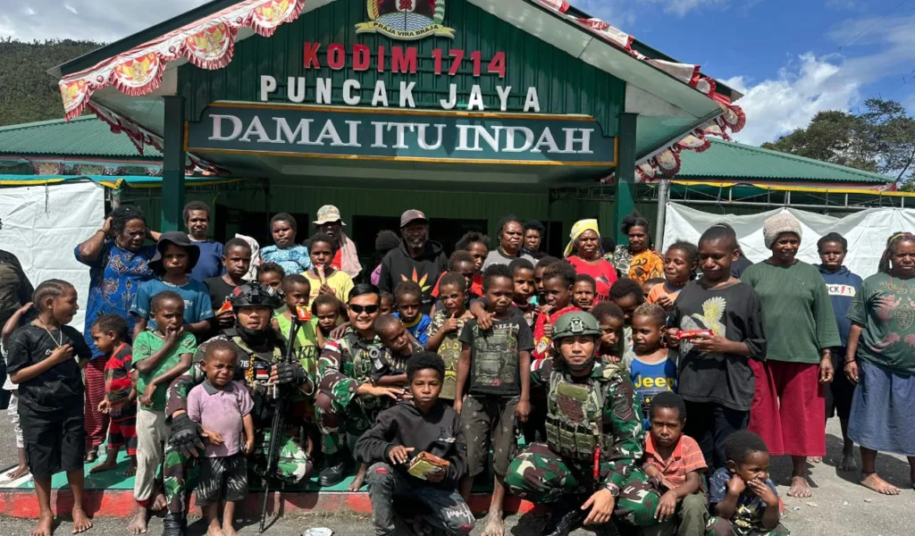 Satgas Yonif 715/Mtl bagikan logistik kepada pengungsi konflik Puncak Jaya