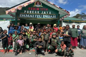 Satgas Yonif 715/Mtl bagikan logistik kepada pengungsi konflik Puncak Jaya