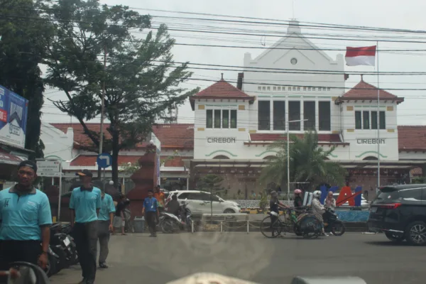 Ribuan Pemudik Padati Stasiun Kejaksan Cirebon