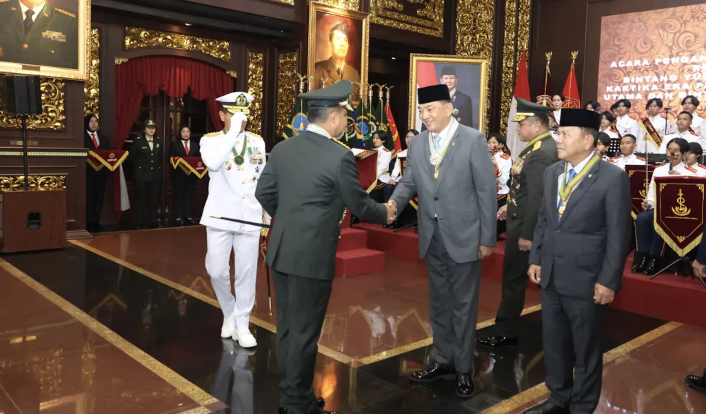 Menhan RI Terima Tanda Kehormatan Bintang Yudha Dharma Utama