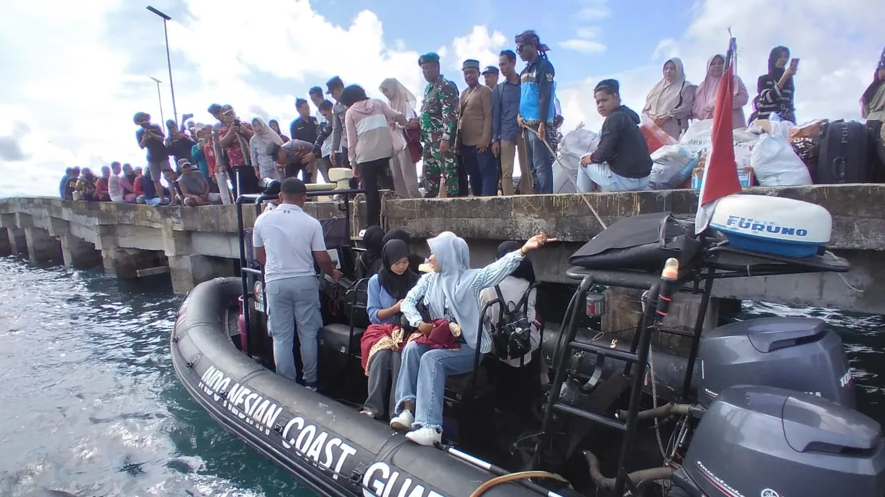 Bakamla Bantu Angkut Ratusan Warga dan Logistik Pulau Enggano ke Bengkulu