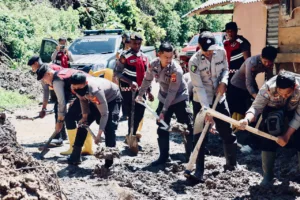 Kapolres Tator Terjunkan Personilnya Bantu Bersihkan Material Tanah Longsor di Bonggakaradeng