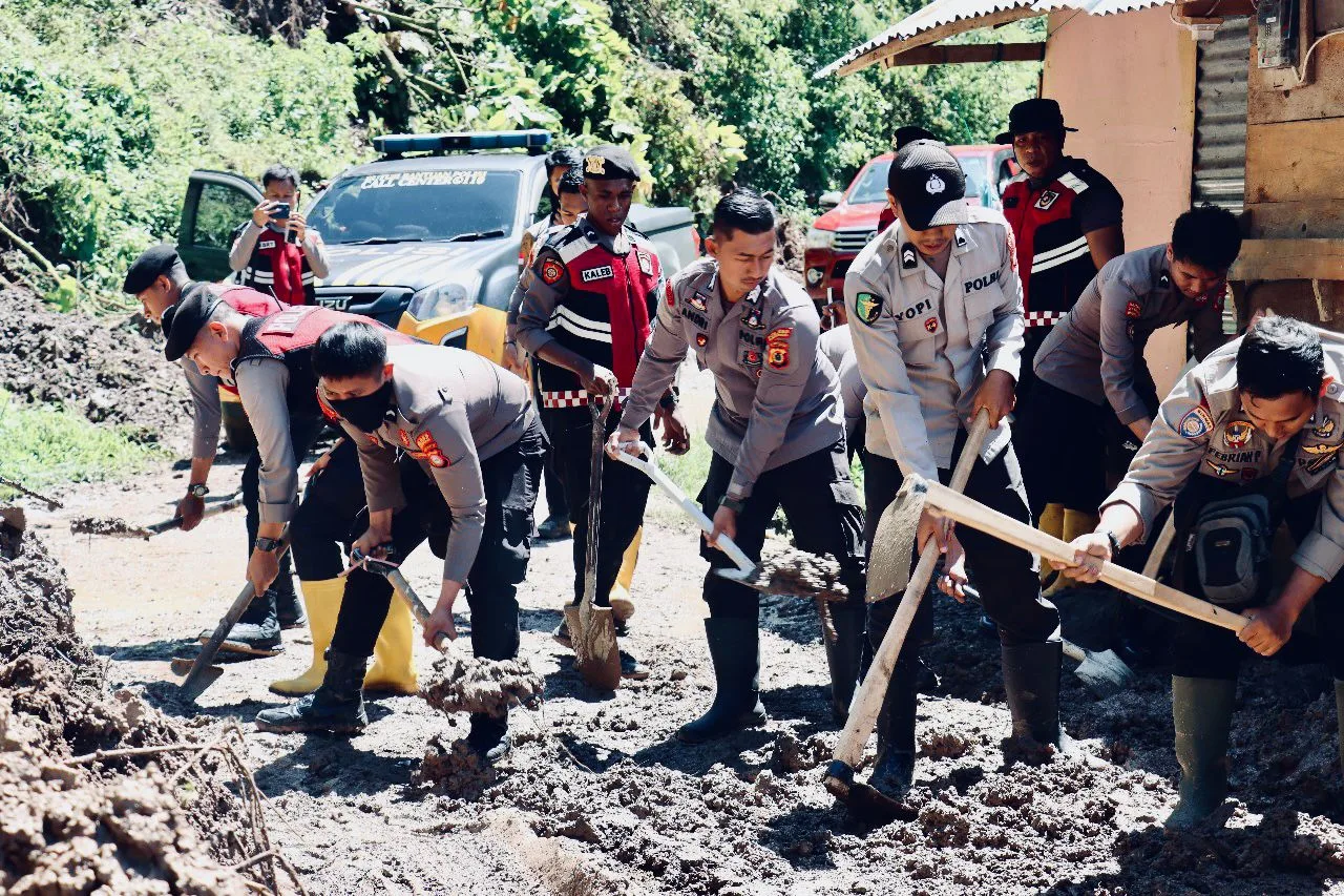 Kapolres Tator Terjunkan Personilnya Bantu Bersihkan Material Tanah Longsor di Bonggakaradeng