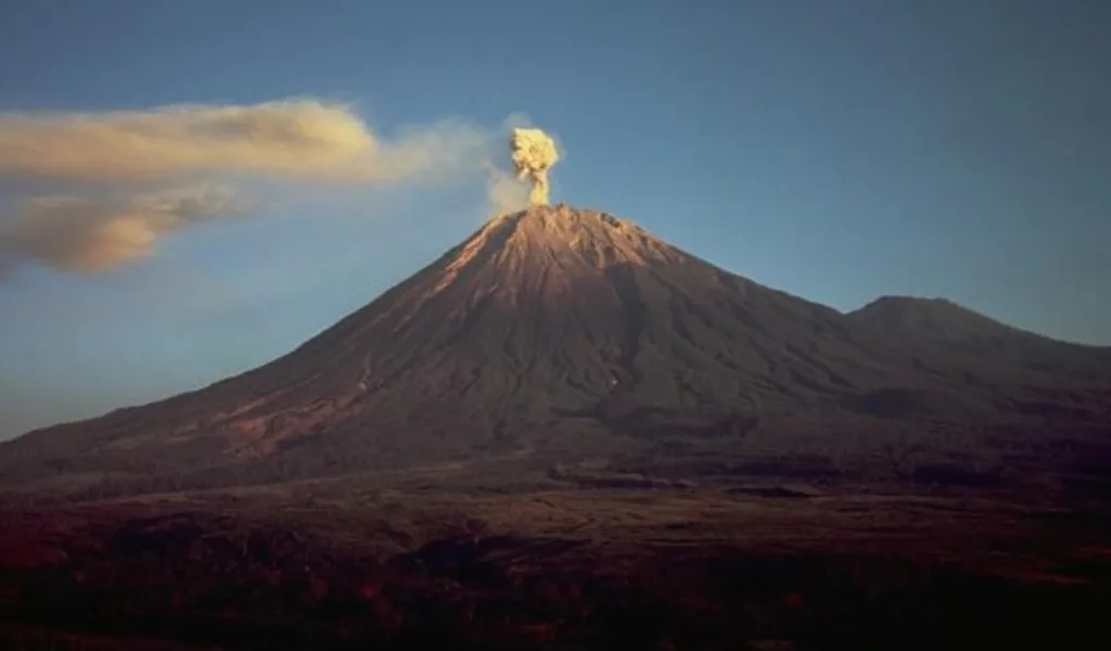 Gunung Semeru di Jatim dan Gunung Dukono di Malut Mengalami Erupsi