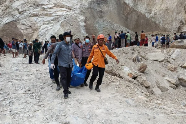 Tambang Batu Alam di Gunung Kuda Longsor