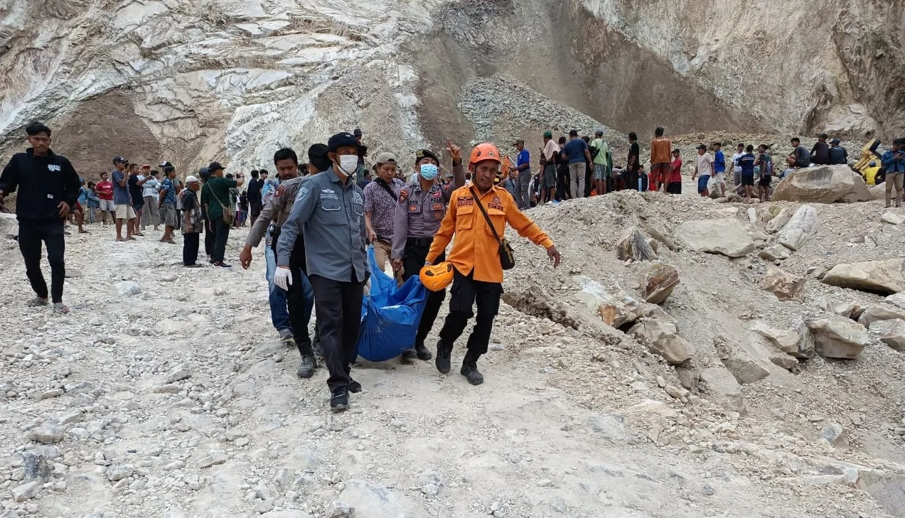 Tambang Batu Alam di Gunung Kuda Longsor