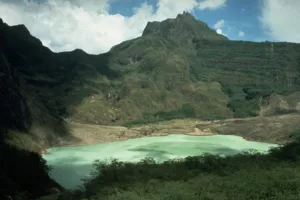 Viral Kilatan Petir di Langit Gunung Kelud, Mitos Lembu Suro